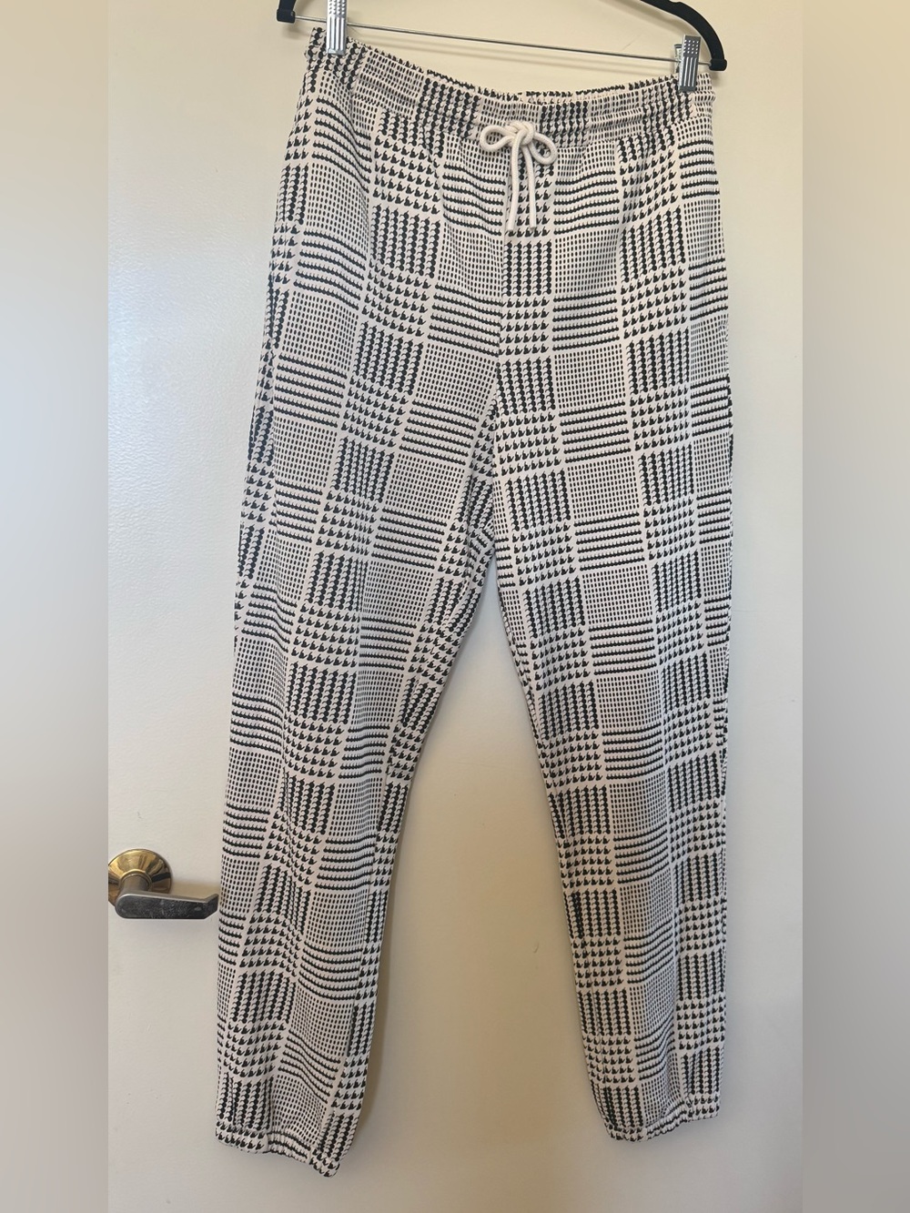L*Space Active Sprinter Joggers in Cream & Black Houndstooth in Size Medium